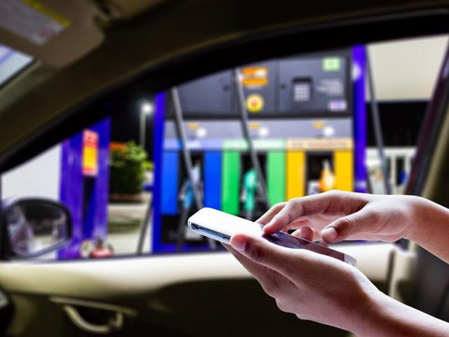 The woman thief stops the car to ask for directions, borrows a phone and then drives off with it. (Representative image/Shutterstock) The woman thief stops the car to ask for directions, borrows a phone and then drives off with it. (Representative image/Shutterstock)
