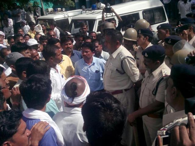 Teachers stage a demonstration at Rajpur police station, demanding an FIR against Zila Panchayat CEO and IAS officer B Kartikeyan in Barwani on Friday.(HT photo)