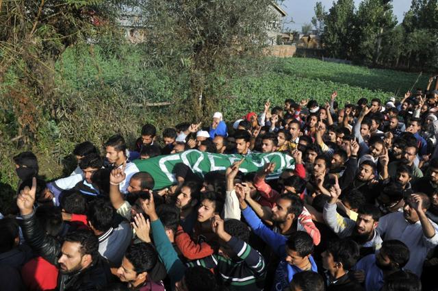 A funeral procession of the 13-year-old who died on Saturday. (Waseem Andrabi/HT Photo) A funeral procession of the 13-year-old who died on Saturday. (Waseem Andrabi/HT Photo)