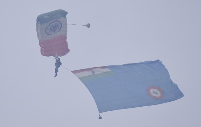 IAF Akash Ganga sky diving team members display their skills (Raj K Raj/HT PHOTO) IAF Akash Ganga sky diving team members display their skills (Raj K Raj/HT PHOTO)