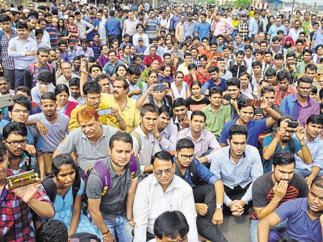 Medical aspirants block road at Bhopal’s Royal Market alleging irregularities in the allotment of seats in private colleges. (HT file) Medical aspirants block road at Bhopal’s Royal Market alleging irregularities in the allotment of seats in private colleges. (HT file)