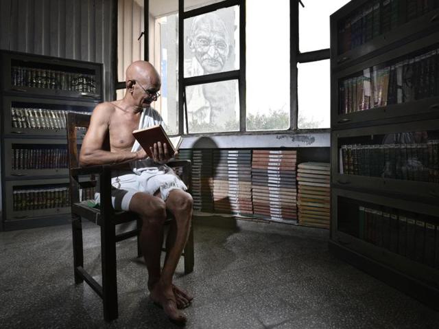 Meet 68-year-old Mahesh Chaturvedi. He says he travels across the country spreading his ideas about a reformed social system that will wipe out poverty. He’s seen here at ITO in New Delhi a day before Gandhi Jayanti on October 01, 2016. (Arun Sharma/HT PHOTO) Meet 68-year-old Mahesh Chaturvedi. He says he travels across the country spreading his ideas about a reformed social system that will wipe out poverty. He’s seen here at ITO in New Delhi a day before Gandhi Jayanti on October 01, 2016. (Arun Sharma/HT PHOTO)