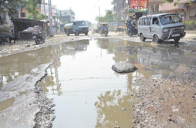 A major portion of one of the roads has stagnant water, leaving little space for vehicles. (Sakib Ali/HT Photo) A major portion of one of the roads has stagnant water, leaving little space for vehicles. (Sakib Ali/HT Photo)