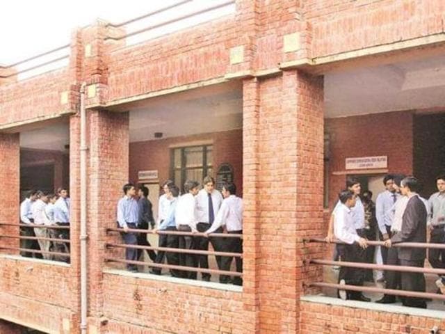 Student in front of the auditorium at IIM Calcutta. The most important change the ministry has brought in is removing the HRD minister from the position of the head of the IIM Coordination Forum. This will make it easier for the IIMs to coordinate among themselves(Hindustan Times)