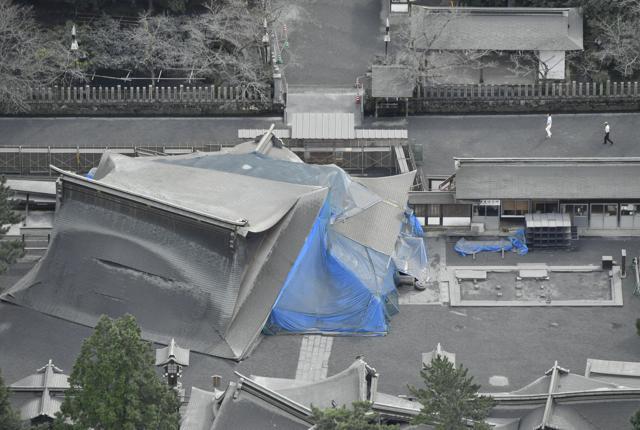 People walk in the compound of Aso Shrine totally covered by gray ash near the Romon tower gate in Aso, Kumamoto Prefecture, southern Japan, on Saturday morning (AP) People walk in the compound of Aso Shrine totally covered by gray ash near the Romon tower gate in Aso, Kumamoto Prefecture, southern Japan, on Saturday morning (AP)