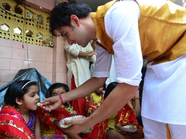 TV actor Sourabh Raaj Jain during kanya pujan. (Mujeeb Faruqui/HT) TV actor Sourabh Raaj Jain during kanya pujan. (Mujeeb Faruqui/HT)
