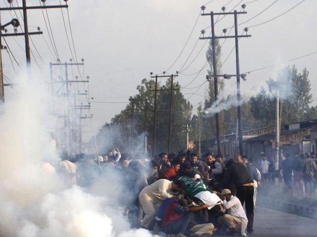 Security forces fired tear gas shells on the funeral procession of a 13-year-old boy.(Waseem Andrabi/HT Photo) Security forces fired tear gas shells on the funeral procession of a 13-year-old boy.(Waseem Andrabi/HT Photo)