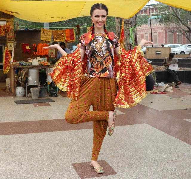 T-shirt teamed with dhoti pants and a gota patti chunni makes for a comfy yet festive combo. (Shara Ashraf ) T-shirt teamed with dhoti pants and a gota patti chunni makes for a comfy yet festive combo. (Shara Ashraf )