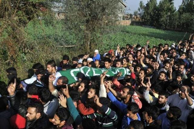 Kashmiri people take part in the funeral procession of the 13-year-old who died on Saturday. (Waseem Andrabi/HT Photo) Kashmiri people take part in the funeral procession of the 13-year-old who died on Saturday. (Waseem Andrabi/HT Photo)