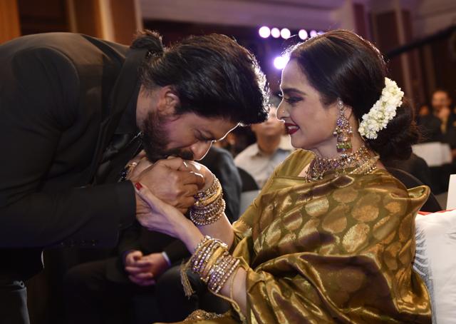 Rekha and Shah Rukh Khan at the HT Most Stylish 2016 Awards. (Hindustan Times)