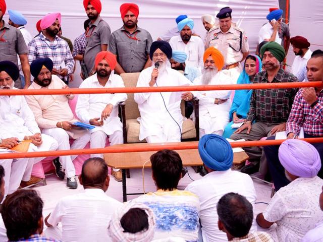 Chief minister Parkash Singh Badal during a sangat darshan at Muktsar on Saturday. (HT Photo) Chief minister Parkash Singh Badal during a sangat darshan at Muktsar on Saturday. (HT Photo)