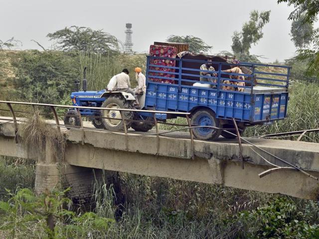 A tractor-trailer passing on a dilapidated bridge near Dauke village, close to the Attari border in Amritsar district.(Gurpreet Singh/HT Photo)