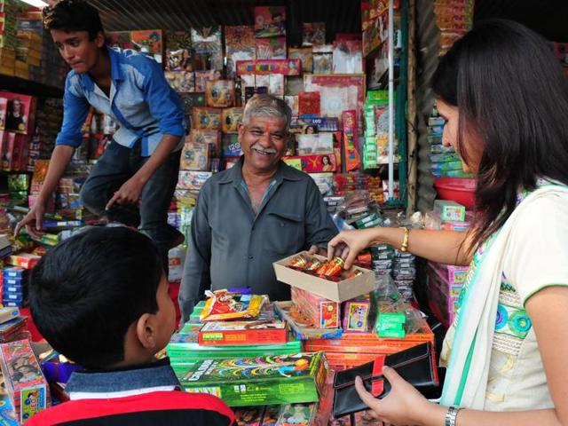 Bhopal: People purchasing crackers from a Diwali crackers market on the eve of Diwali in Bhopal, India.(Mujeeb Faruqui/ Hindustan Times) Bhopal: People purchasing crackers from a Diwali crackers market on the eve of Diwali in Bhopal, India.(Mujeeb Faruqui/ Hindustan Times)