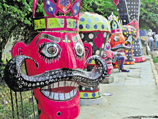 Effigies of demon king Ravana for sale along old Delhi-Gurgoan road ahead of Dussehra, on Friday.(Parveen Kumar/HT File Photo)