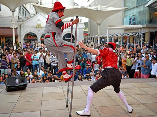 Timmyto and Benji entertain children by performing tricks. (Pratik Chorge/HT ) 