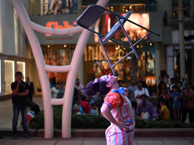 Maggie the clown entertains children with an array of tricks at High Street Phoenix.  (Pratik Chorge/HT) 