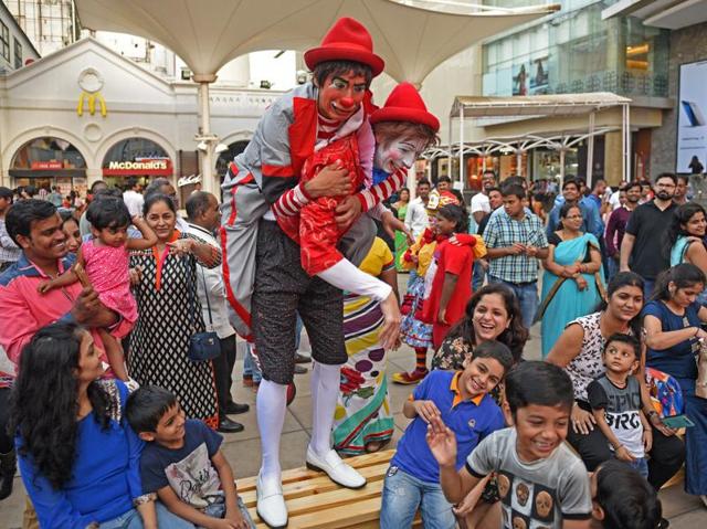 Timmyto and Benji make children laugh with their antics at High Street Phoenix. (Pratik Chorge/HT ) 