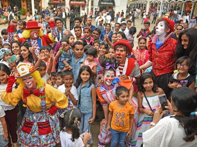 Internationally renowned clowns, Timmyto, Benji, Sparky, Maggie and Flubber interact with children at High Street Phoenix. (Pratik Chorge/HT ) 