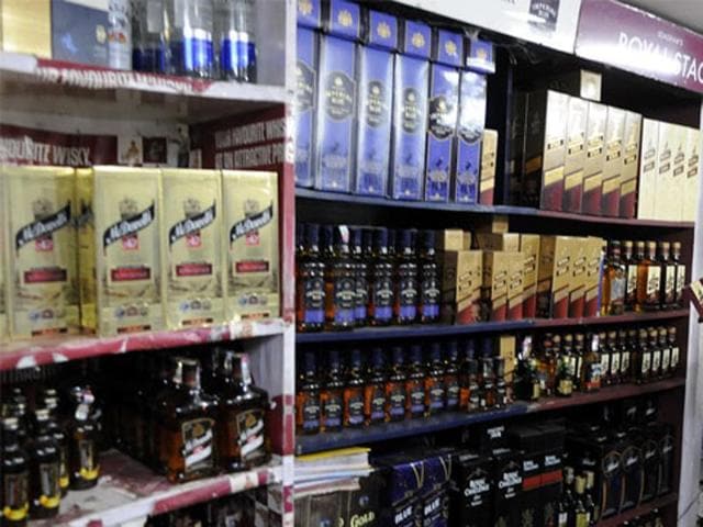 Two people were arrested on Sunday and 160 cartons of Indian Made Foreign Liquor (IMFL) seized from them in town police station area of Bihar’s Madhubani district. (HT File Photo) Two people were arrested on Sunday and 160 cartons of Indian Made Foreign Liquor (IMFL) seized from them in town police station area of Bihar’s Madhubani district. (HT File Photo)
