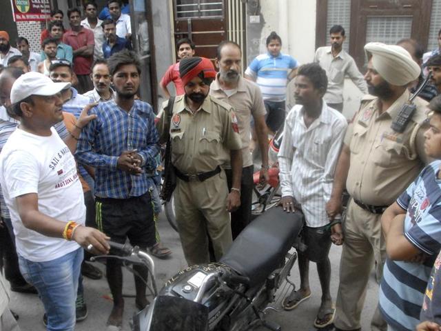 Two men nabbed by New Vishnupuri residents on Saturday. (HT Photo) Two men nabbed by New Vishnupuri residents on Saturday. (HT Photo)