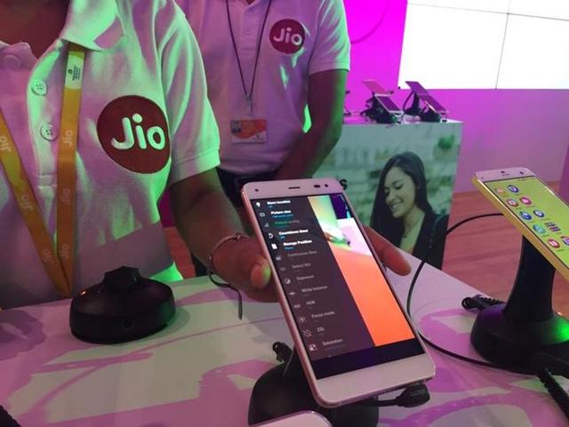 A Reliance employee demonstrates Jio LYF phone at their headquarters on the outskirts of Mumbai.(Reuters File)