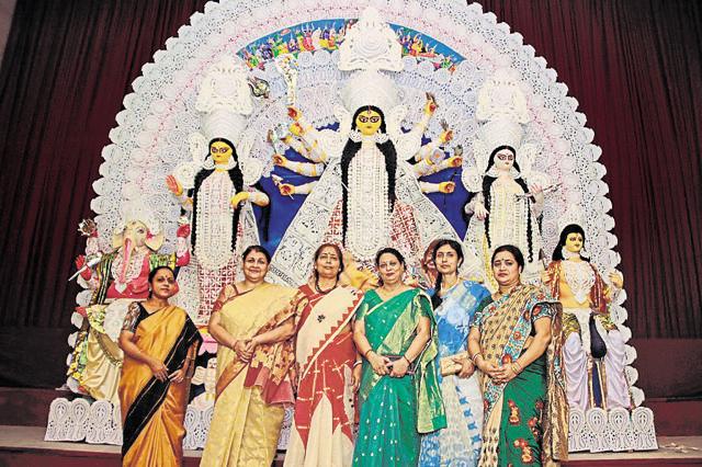 Durga Puja pandal volunteers in CR Park, New Delhi, on October 06, 2016. (Shivam Saxena/HT Photo) Durga Puja pandal volunteers in CR Park, New Delhi, on October 06, 2016. (Shivam Saxena/HT Photo)