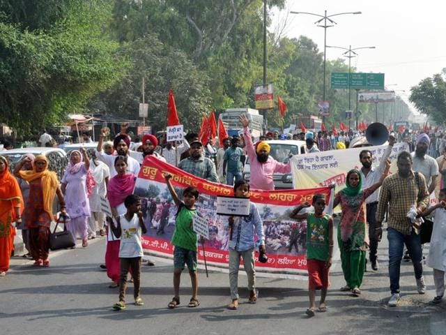 Contractual workers holding a protest in Bathinda on Sunday.(HT Photo) Contractual workers holding a protest in Bathinda on Sunday.(HT Photo)