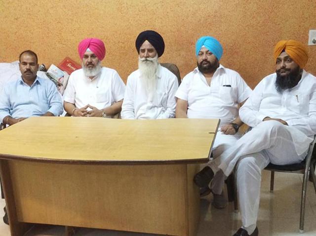 Congress leaders during a press conference in Tarn Taran on Sunday. (HT Photo) Congress leaders during a press conference in Tarn Taran on Sunday. (HT Photo)