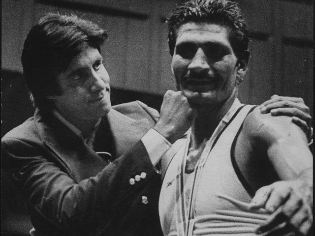 Amitabh Bachchan takes a playful swing at boxer Kaur Singh. (HT Archives) Amitabh Bachchan takes a playful swing at boxer Kaur Singh. (HT Archives)