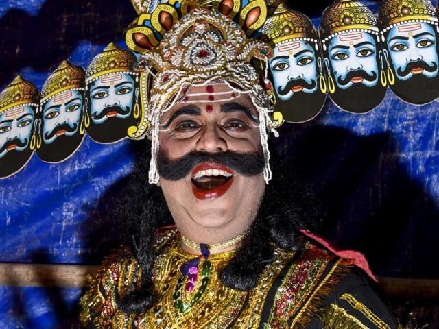 Rajesh Meshra, the 48-year-old artist from Mumbai's Sri Sarswati Sahitya Kala Mandal is dressed as demond king ‘Ravana’. (Kunal Patil/HT Photo)