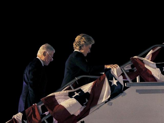 US Democratic presidential nominee Hillary Clinton and her husband, former US president Bill Clinton, board her campaign plane after the presidential town hall debate. (Reuters Photo) US Democratic presidential nominee Hillary Clinton and her husband, former US president Bill Clinton, board her campaign plane after the presidential town hall debate. (Reuters Photo)