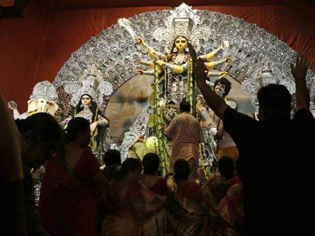 Devotees throng around a worship place for goddess Durga during Durga Puja festival in Kolkata.(AP) Devotees throng around a worship place for goddess Durga during Durga Puja festival in Kolkata.(AP)