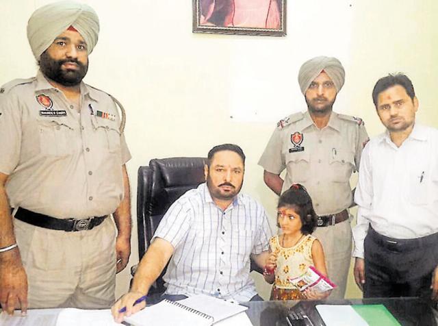 Police handing over the 7-year-old girl to her parents in Ludhiana on Sunday. (HT Photo) Police handing over the 7-year-old girl to her parents in Ludhiana on Sunday. (HT Photo)