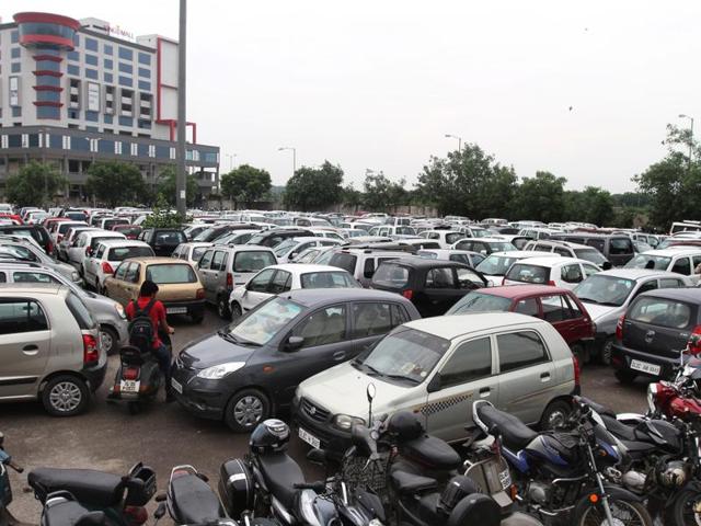 Owing to the high number of vehicle registration before the auspicious occasion of Dussehra, the RTOs collectively added more than Rs3 crore to their coffers. (Pic for representation/HT file photo) Owing to the high number of vehicle registration before the auspicious occasion of Dussehra, the RTOs collectively added more than Rs3 crore to their coffers. (Pic for representation/HT file photo)