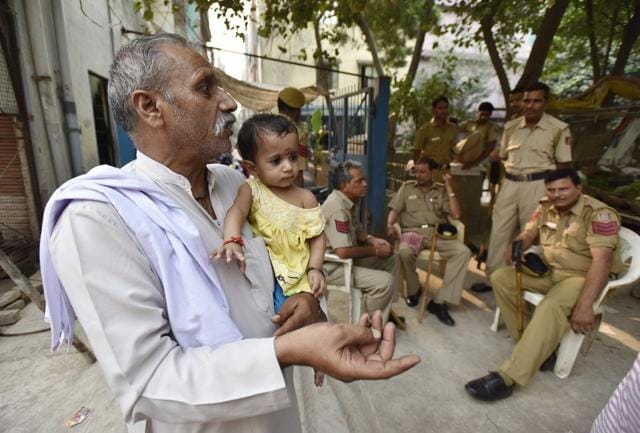 Delhi police personnel after two group clashed in Trilokpuri on Saturday night.(Virendra Singh Gosain/HT Photo) Delhi police personnel after two group clashed in Trilokpuri on Saturday night.(Virendra Singh Gosain/HT Photo)