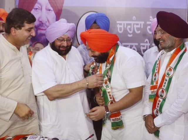 Punjab Congress chief Captain Amarinder Singh inducting Inderbir Singh Bolaria in Amritsar on Tuesday. (Sameer Sehgal/HT Photo) Punjab Congress chief Captain Amarinder Singh inducting Inderbir Singh Bolaria in Amritsar on Tuesday. (Sameer Sehgal/HT Photo)