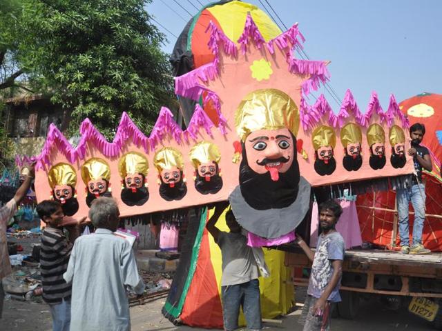The 10-headed Ravan’s effigy being taken in a tractor- trolley to the Dussehra aground in Amritsar on Monday.  (Sameer Sehgal/HT Photo) 