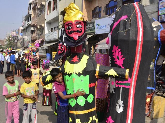 A child hugging an effigy in Amritsar on Monday.  (Sameer Sehgal/HT Photo) 