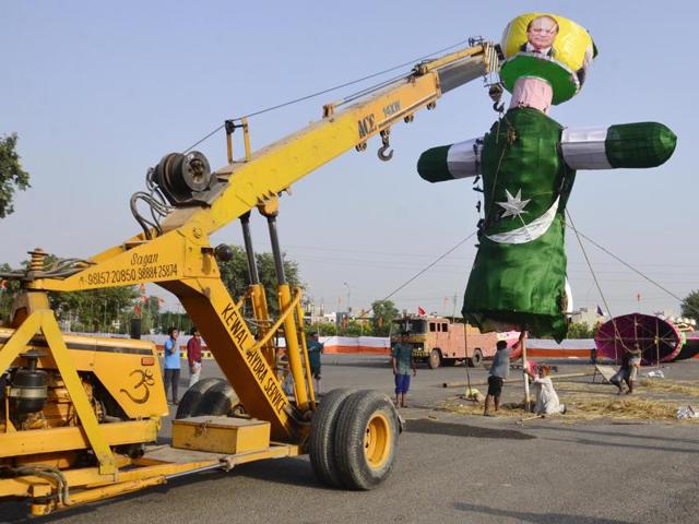 A separate effigy of Pakistan being erected on the Dussehra eve at Ranjit Avenue in Amritsar on Monday.  (Sameer Sehgal/HT Photo) 