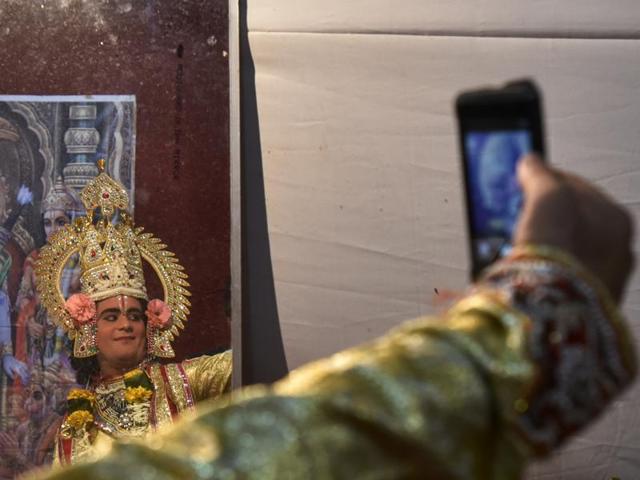 Keeping in touch with tradition does not mean an artiste cannot take a selfie after getting dressed up for his performance at the Shri Ramleela Utsav. (Kunal Patil/HT photo)