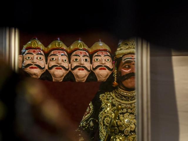 Who says Ravan can’t be nervous? An artiste has a quiet moment before his grand entry. (Kunal Patil/HT photo)