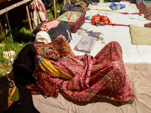 An artiste playing Sita rests in all her finery. (Kunal Patil/HT photo)