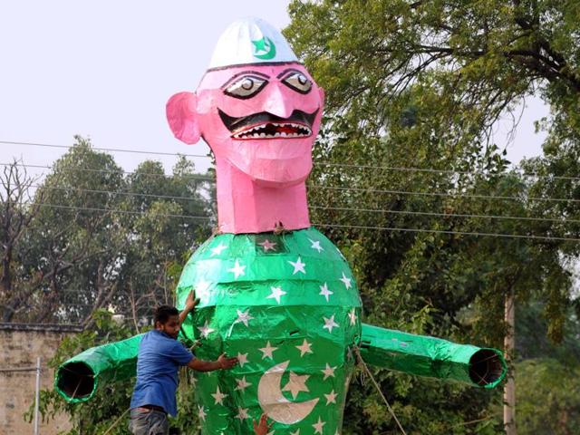 Members of the Shiv Sena (Bal Thackeray) making an effigy of Pakistan on the eve of Dussehra in Patiala on Monday.. (Bharat Bhushan/HT Photo) Members of the Shiv Sena (Bal Thackeray) making an effigy of Pakistan on the eve of Dussehra in Patiala on Monday.. (Bharat Bhushan/HT Photo)