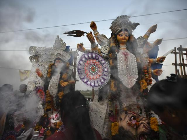 Devotees immersing idols of Goddess Durga in River Yamuna at the end of Puja festival in New Delhi. (Ravi Choudhary/HT PHOTO)