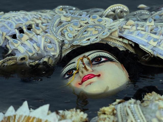 Devotees immersing idols of Goddess Durga in River Yamuna at the end of Puja festival in New Delhi. (Ravi Choudhary/HT PHOTO)