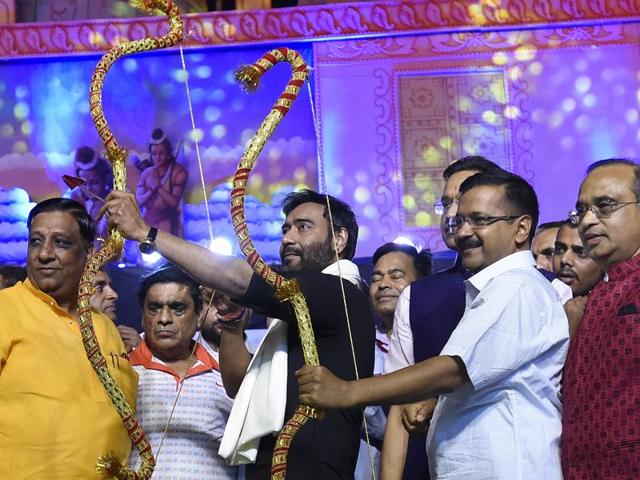 Delhi chief minister Arvind Kejriwal and actor Ajay Devgn try their hands on bows during Dussehra celebrations at Red fort in New Delhi. (Sonu Mehta/HT Photo) Delhi chief minister Arvind Kejriwal and actor Ajay Devgn try their hands on bows during Dussehra celebrations at Red fort in New Delhi. (Sonu Mehta/HT Photo)