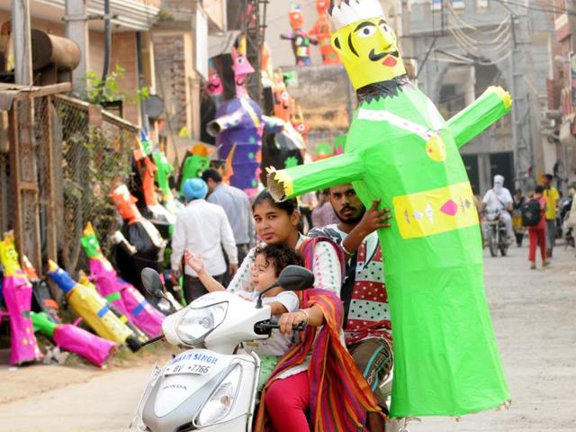 Residents of Patiala carrying an effigy home on the eve of Dussehra from a market at Safabadi Gate in Patiala on Monday. (Bharat Bhushan/HT Photo) Residents of Patiala carrying an effigy home on the eve of Dussehra from a market at Safabadi Gate in Patiala on Monday. (Bharat Bhushan/HT Photo)