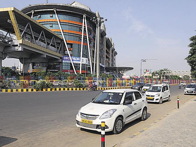 Traffic police officials around Huda City Centre metro station confirmed the unrest, but Uber and Ola representatives did not comment on the issue(Parveen Kumar/HT Photo) Traffic police officials around Huda City Centre metro station confirmed the unrest, but Uber and Ola representatives did not comment on the issue(Parveen Kumar/HT Photo)