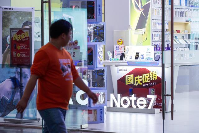 A man walks past a Samsung store with an installation of Note 7 in Nanjing, Jiangsu province of China (REUTERS) A man walks past a Samsung store with an installation of Note 7 in Nanjing, Jiangsu province of China (REUTERS)