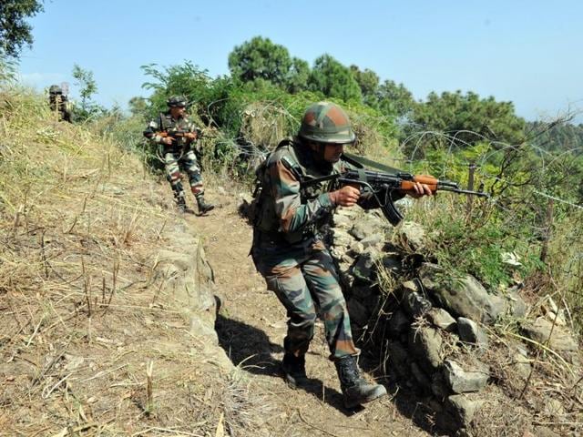 Soldiers patrol near the Line of Control in Pallanwal sector, about 75 kilometers from Jammu, October 4(AP)